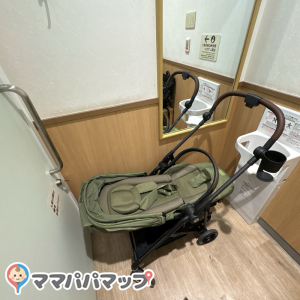 サイベックスのメリオカーボンを使用しています。首座り前なのでシートをフラットな状態にしていますが、ギリギリ個室に収まりました。