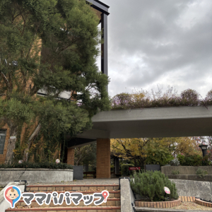 階段を上がった先、スロープもあり