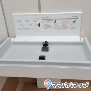 左側の壁にバッグ等を掛けれるフックが2つありました。