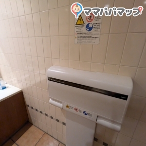 女子トイレ入ってすぐ。洗面台のまえです。
