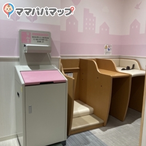 タッチのままのオムツ替え台あり