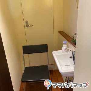 授乳室には1人だけしか入れませんが、店内に椅子があるので連れの方もそこで待つことができるので助かりました。