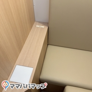 コンセントと個室内のモニターを操作するパッド。