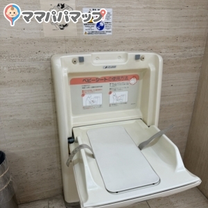 1階　絵本スペース奥の女子トイレにおむつ交換台があります
