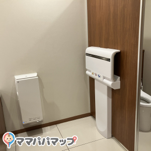 ベビーカーも入れそうな広い女子トイレです