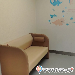 もみじ平総合公園・幼児用遊具前トイレ＆授乳室の授乳室・おむつ替え台の写真(2枚目)