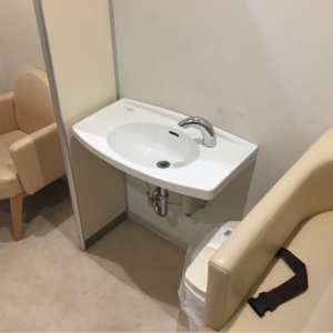 個室で鍵がかかるのでベビーカーのまま入れて授乳もできて個室で快適でした。