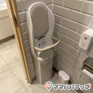 男性用トイレにもベビーチェア