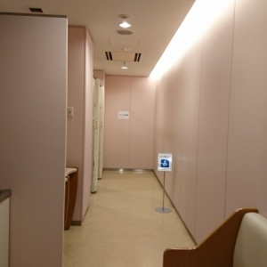 入り口から、調乳器・流し、オムツ台×2、授乳室×2