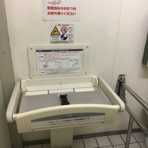 誰でもトイレ内のオムツ台
