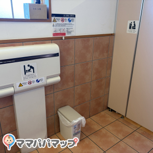 コメダ珈琲店 千葉ニュータウン店のオムツ替え台情報 画像1