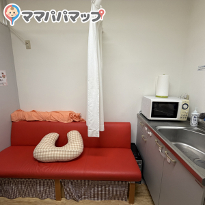給湯室の一角なので、12時〜13時のご飯の時間はレンジなどを使う人が出入りします。カーテンを忘れずにしてください。