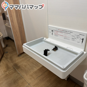 エレナ　上小島店(屋上トイレ)のオムツ替え台情報 画像2