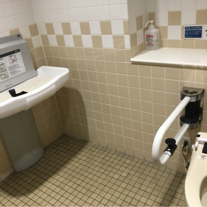 荷物は便座の後ろに置くしかない