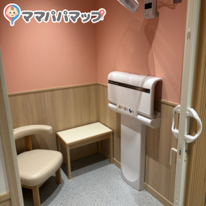 授乳室にオムツ代がある部屋が2部屋あります。扇風機もあり、エアコンも効いているようで快適でした。各部屋はアコーディオンカーテンで鍵が閉められます