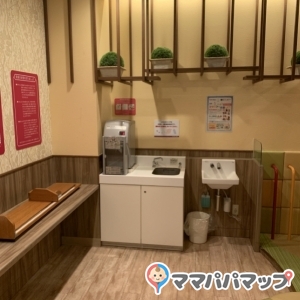 イオンモール宮崎(2Fフードテラス奥 赤ちゃんの部屋)の授乳室・オムツ替え台情報 画像1