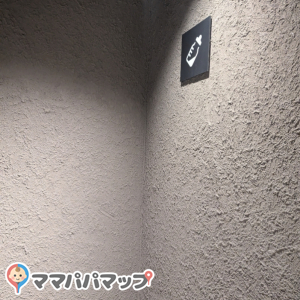 施設入口から入って左側奥にあります。マークが付いてるので遠くからでも分かりました