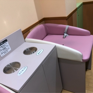 授乳室内のオムツ台
