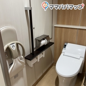 図書室の大人用トイレの個室に1台幼児椅子あり