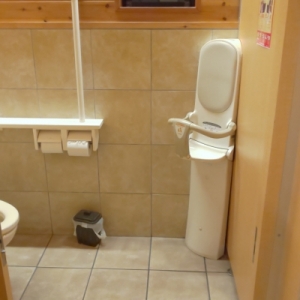 個室トイレは引戸になっているのでベビーカーごとでも入れそうです
