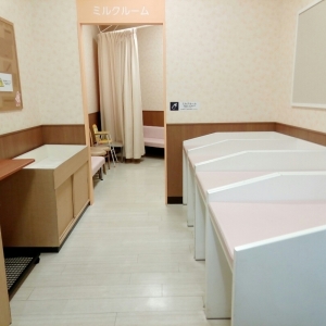 おむつ交換台は4台あります。ベルトなし。