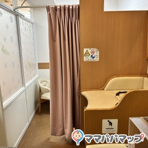 授乳スペースとオムツ替えスペース。ゴミ箱あり袋はなし。