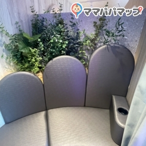 授乳室　ソファドリンクホルダーあり