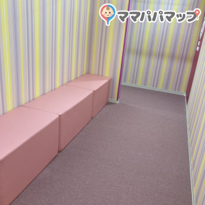 授乳室入り口の長椅子