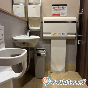 ベビーチェア、小さめのオムツ台。ファミレスで十分な設備だと思います。オムツゴミ箱はありません綺麗で清潔感あります。