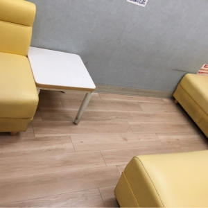 1つ席がカーテンの方に向いているので、使いづらいかも？