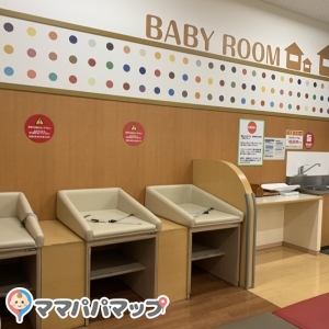 イオン大和郡山店(3階 赤ちゃん休憩室)の授乳室・おむつ替え台の写真(1枚目)