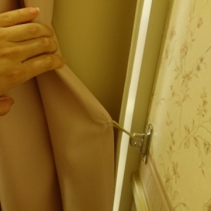 授乳室（個室）内側から二重カーテンをホックに引っ掛けられます