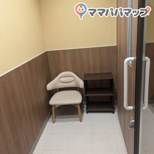 授乳室の中にはイスと荷物置き場があります。（2024/6/6）