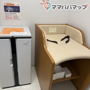 オムツ替え台とオムツのゴミ箱