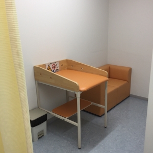 おむつ交換台とソファー