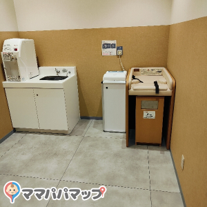 オムツ替えの台とミルク用のお湯も完備されてます。