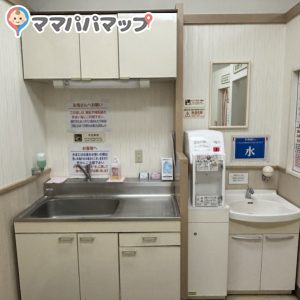 調乳用のお湯や手洗い場があります。