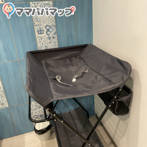女子トイレのオムツ変え台です