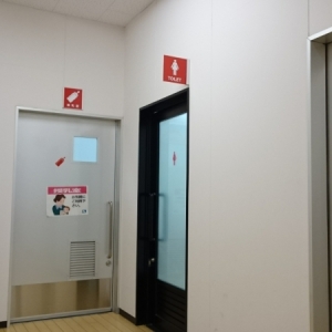 女子トイレの先の扉です