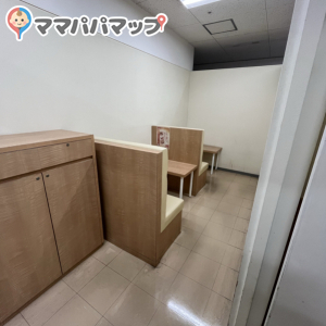 中を開けるとこの様になっており、カーテンのスペース同様、実質1組利用になります。