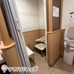 トイレ脇授乳室(2F)の授乳室・オムツ替え台情報 画像7