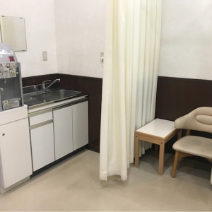 お湯があります。授乳はこのカーテンの中です。