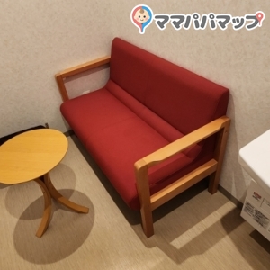 授乳室。洗面台あり。室内にお湯の設備はありませんが、外にウォーターサーバーがあります。