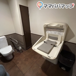 女性用トイレにのみオムツ替え台あり。全席禁煙で喫煙ブースが店内奥になってました。タバコの臭いもありませんでした。