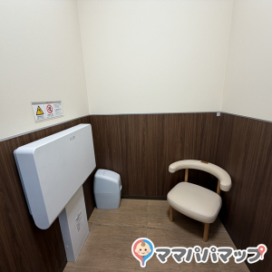 鍵付きでキレイな授乳室です。授乳イス、手洗い場、おむつ替え台、ゴミ箱、おむつ替えシートがあり、安心して利用できます。