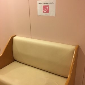 ソファでミルクがあげられます