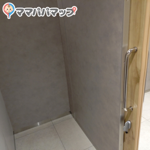 鍵付き個室の中にベビーカー置き場あり