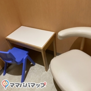 上の子を座らしておける小さな椅子がありました