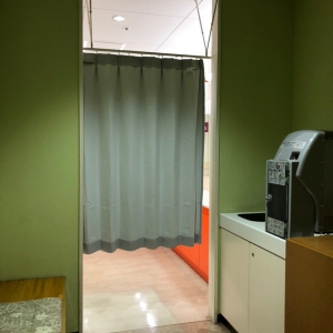 ただし、微妙に寸足らず。もう少し長いのつけてくれないと隙間から見えるの気になる