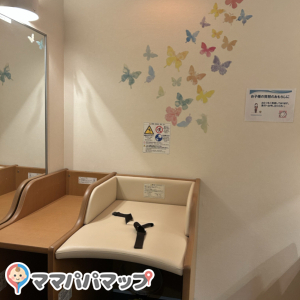 女性トイレの手前に、仕切りカーテンで目隠しできるスペースがあり、中にオムツ交換台が1台ありました。調乳機はありません。イスもあり授乳もできそうです。